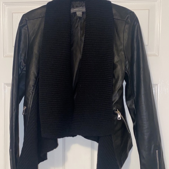 Suzy Shier-Black leather jacket w a built in scarf - Picture 2 of 3